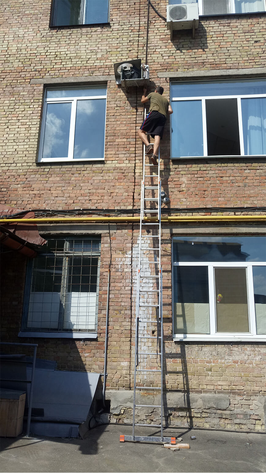 Работы с лестницей на высоте до 10 метров